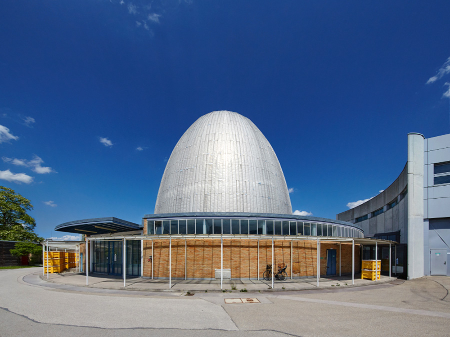 The so-called "Atomic Egg" celebrates its 60th birthday: The Research Reactor Munich was put into operation on October 31, 1957. (Photo: Bernhard Ludewig / TUM)