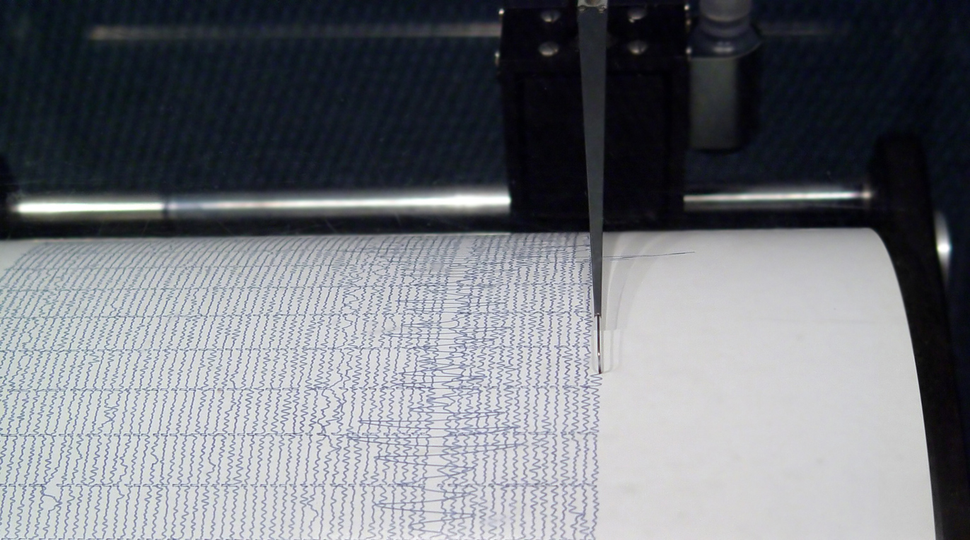 Ein Seismograf zeichnet die bei Erdbeben entstehenden Wellen auf. (Foto: iStockphoto.com / gpflman)