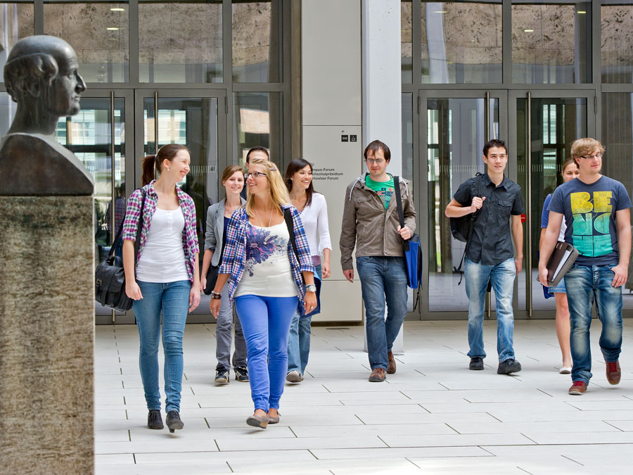 Students at the TUM main entrance