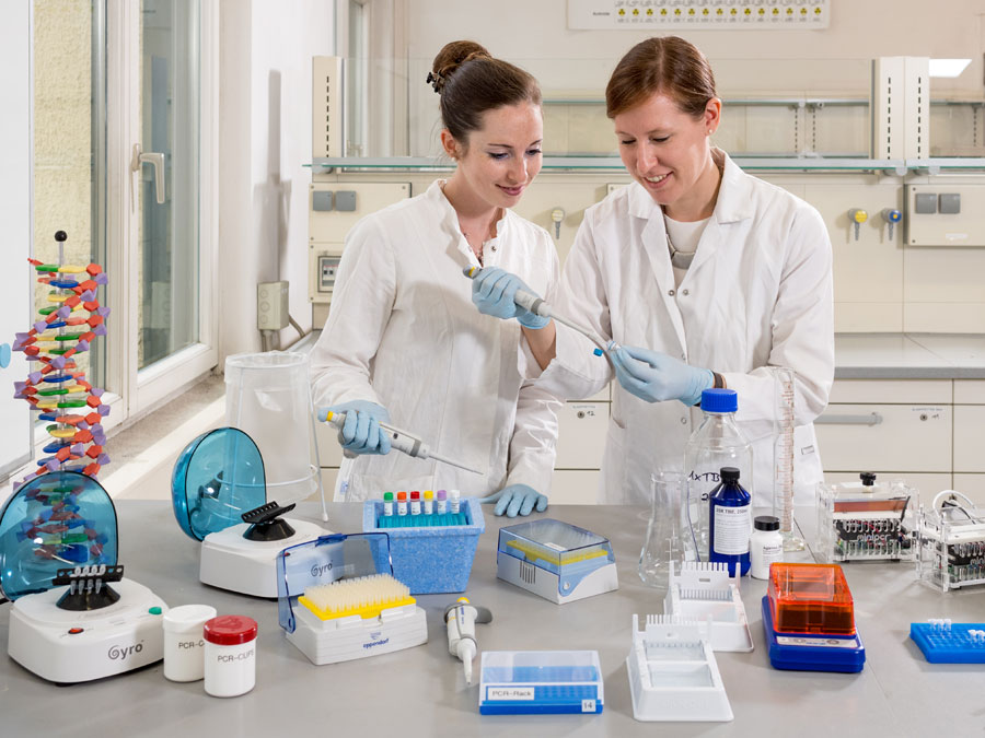 Education scientists Dr. Patricia Schöppner und Dagmar Frick testing the biotech equipment, which can be borrowed by schools.