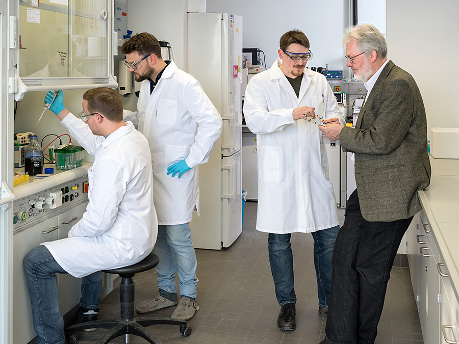 Coauthors Dr. Florian Reichart, Dr. Andreas Räder, Michael Weinmueller and Prof. Horst Kessler (fltr) in the laboratory. (Photo: Uli Benz / TUM)