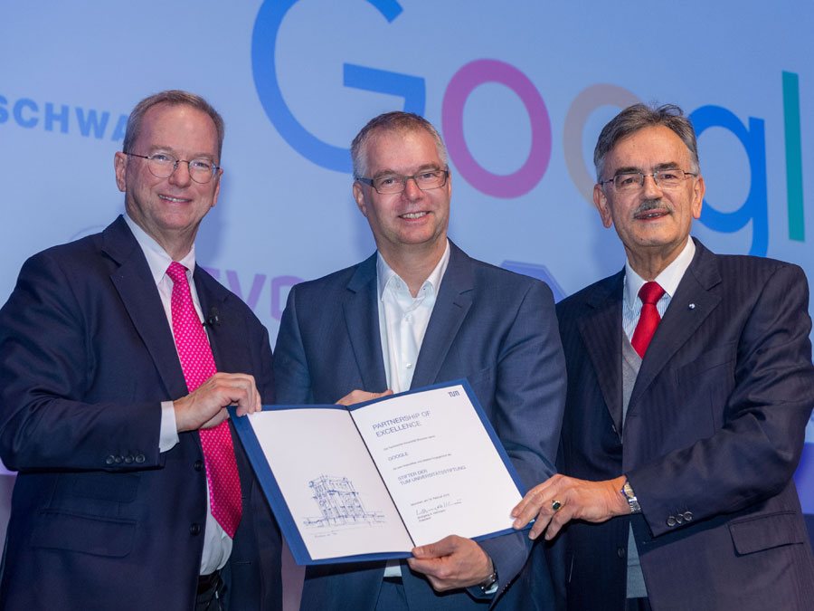 Partnership completed - Eric Schmidt, Wieland Holfelder from Google Munich and TUM President Wolfgang A. Herrmann (f.l.). (Image: A. Heddergott / TUM) Eric Schmidt, Wieland Holfelder from Google Munich and TUM President Wolfgang A. Herrmann