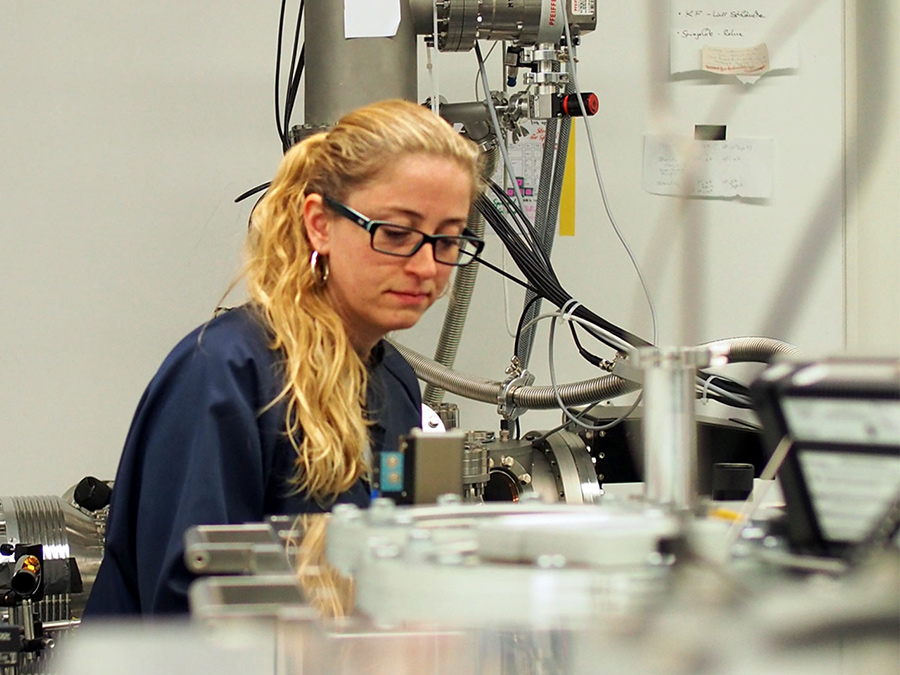 Prof. Dr. Birgitta Bernhardt measuring at the Department of Physics at the Technical University of Munich. (Photo: Michael Mittermair / TUM)