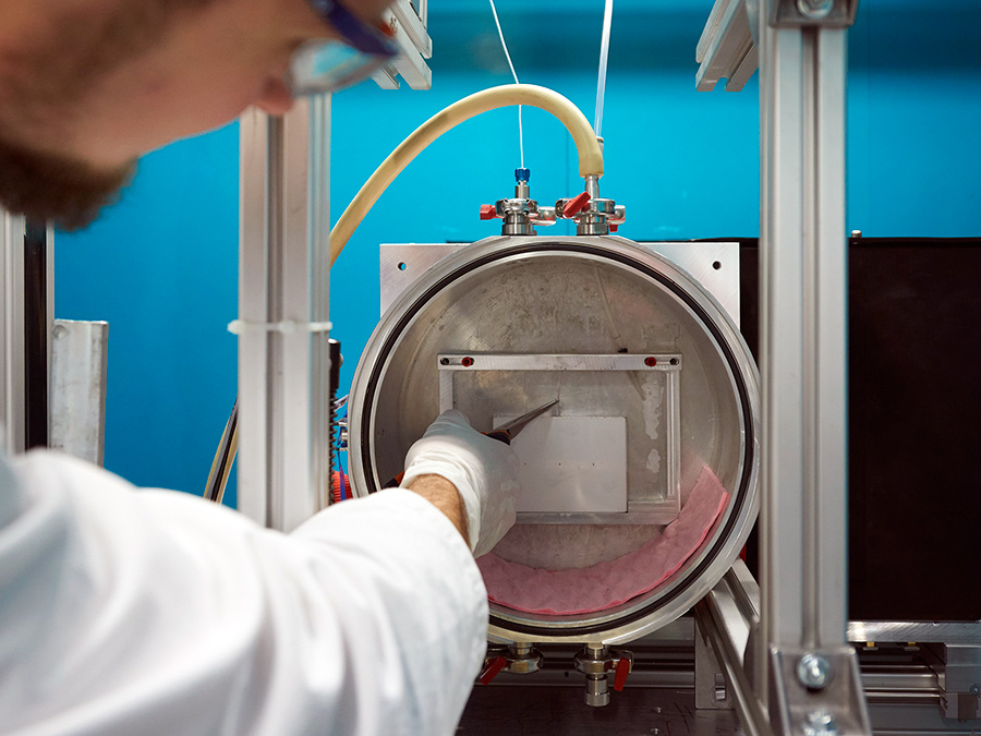 Mounting of a battery cell in the instrument ANTARES at FRM II. (Photo: Wenzel Schürmann / TUM)