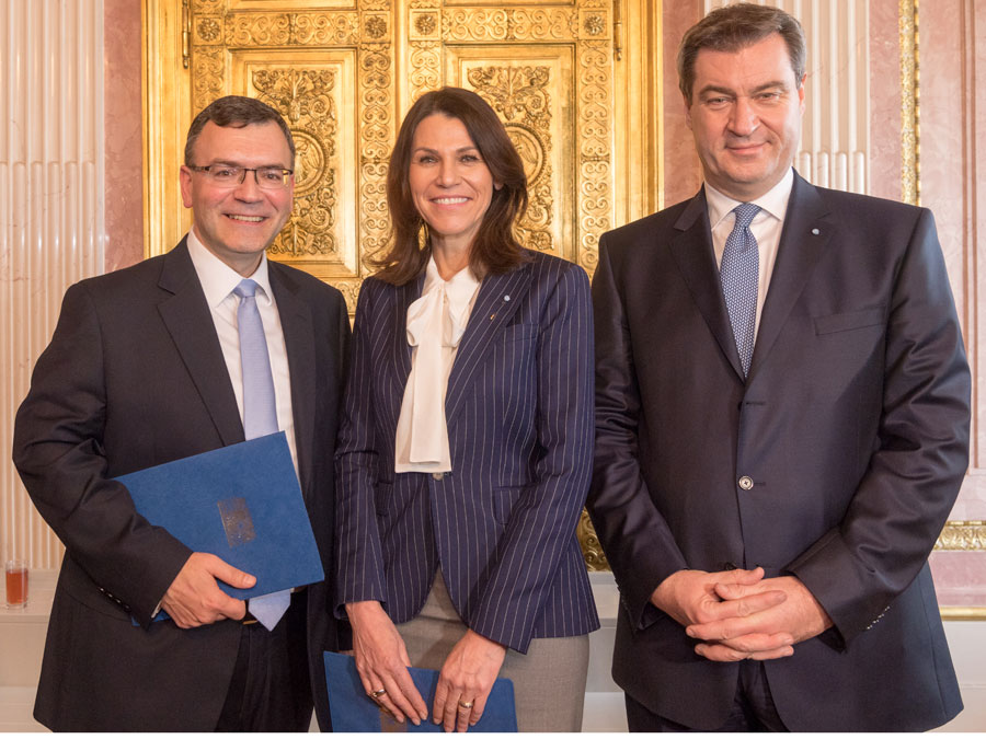 Marion Kiechle with Minister President Markus Söder and State Chancellery Minister Florian Herrmann.