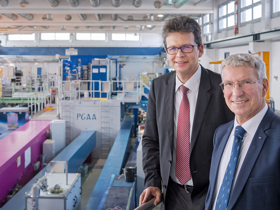 Prof. Winfried Petry (r.) and Prof. Peter Müller-Buschbaum at the FRM II. (Photo: A. Heddergott / TUM)