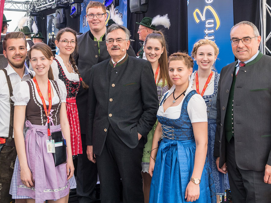 President Wolfgang A. Herrmann and Chancellor Albert Berger (r.) with students at the "maiTUM" 2017. (Image: A. Heddergott / TUM) President Wolfgang A. Herrmann and Chancellor Albert Berger with students at the "maiTUM" 2017.