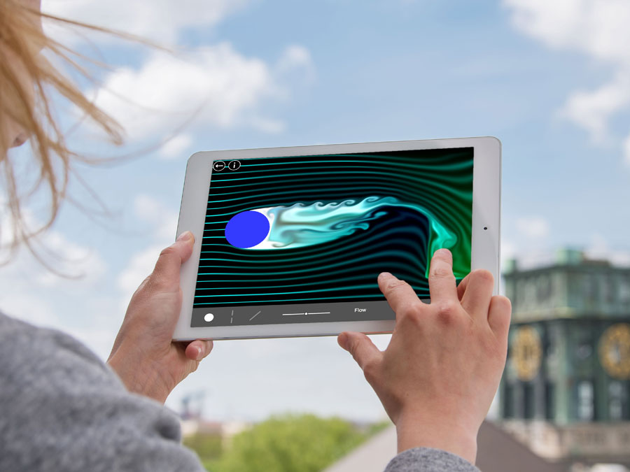 Die Strömungssimulation kann in der TUM-App mit Fingerbewegungen beeinflusst werden. (Bild: A. Heddergott / TUM) Eine Frau hält ein Tablet mit der TUM-App.