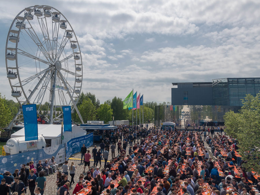 The anniversary attraction: a Ferris wheel with a view of the campus. (Image: A. Heddergott / TUM)