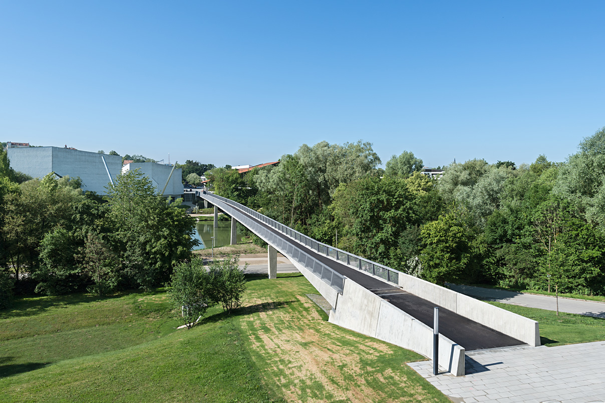 Mit der Jubiläumsbrücke ist eine Tangente entstanden, die von der Bibliothek des Wissenschaftszentrum Weihenstephan über den zentralen Platz mit Maibaum bis zu den Campusgebäuden im nördlichen Teil des grünen Campus führt. (Bilder: U. Benz/ TUM)