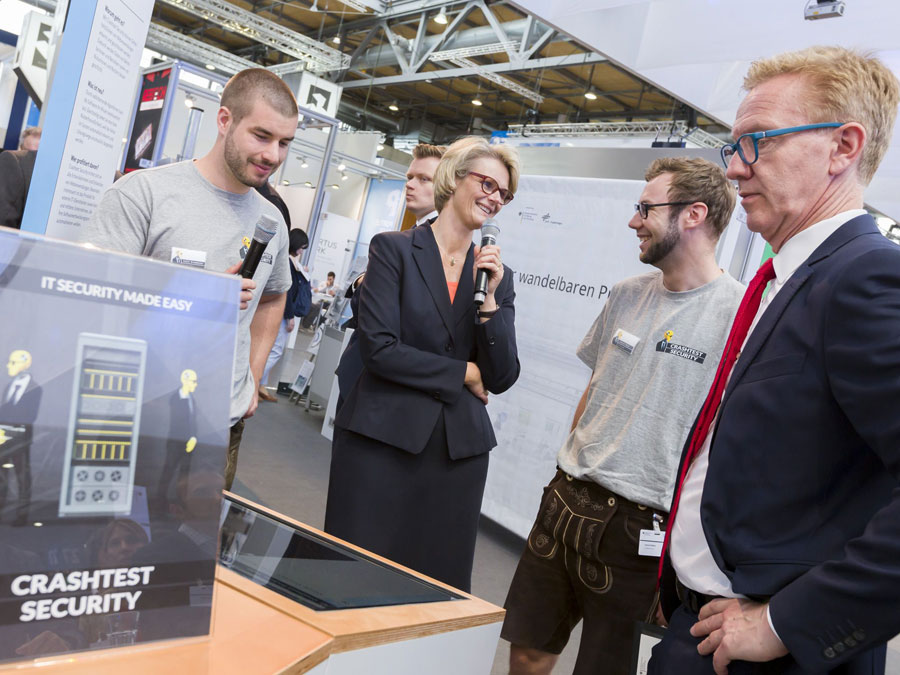 Federal research minister Anja Karliczek attending a demonstration of the Crashtest Security software at CEBIT. (Image: BMBF / Classen) Federal research minister Anja Karliczek attending a demonstration of the Crashtest Security software at CEBIT.