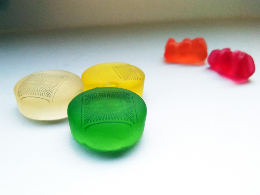 Mikroelektroden-Arrays auf Gelatine: Ein Team um Prof. Wolfrum hat die Sensoren auf Gummi-Süßigkeiten gedruckt. (Bild: N. Adly / TUM) Gummi-Süßigkeiten mit aufgedruckten Mikroelektroden-Arrays.