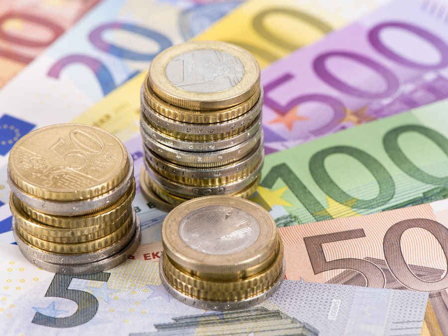 3,558 Millionen Euro verdienten die Vorstände im Schnitt. (Bild: istockphoto.com / filmfoto) Geldscheine und Münzen