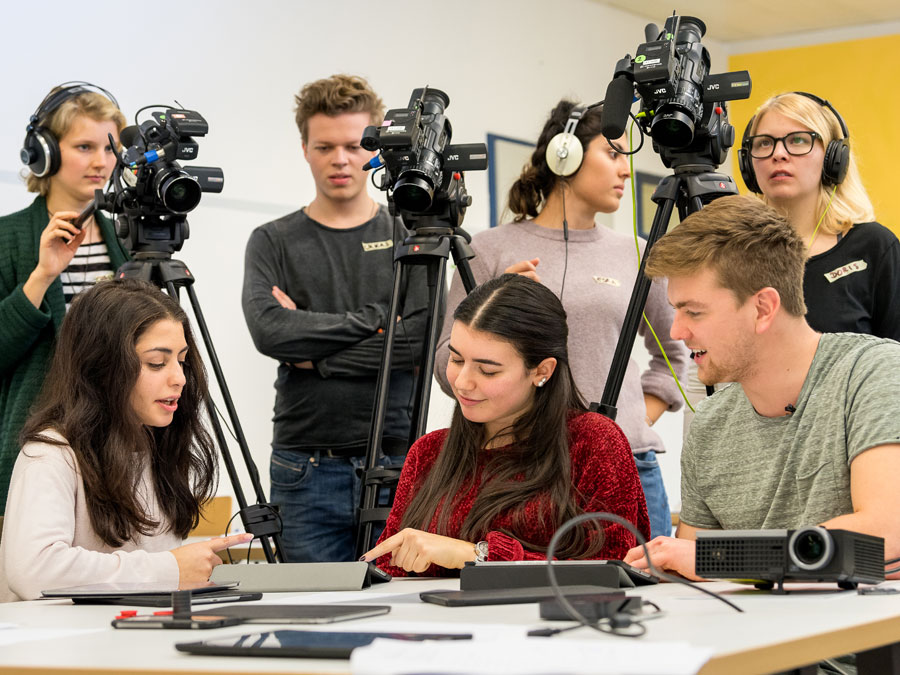 The videos for the "Toolbox Lehrerbildung" were produced with students from Kirchseeon High School. (Image: A. Eckert / TUM) Production of a video for the "Toolbox Lehrerbildung" with students from Kirchseeon High School.