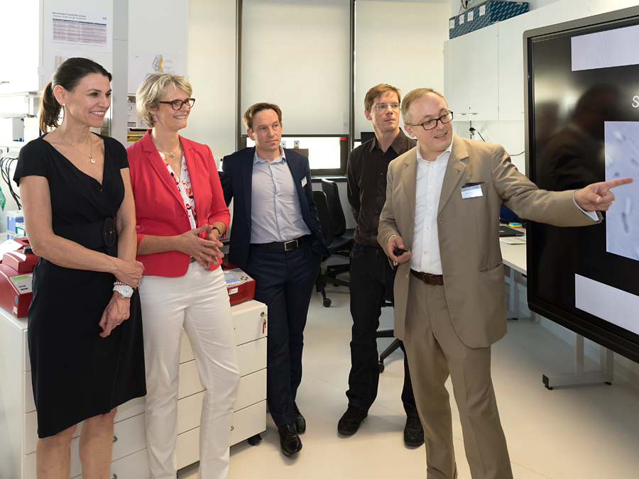 Visiting the TranslaTUM: German Federal Minister of Education and Research Anja Karliczek (2nd from left) and Bavarian State Minister for Science and Art Prof. Marion Kiechle (l.) in the laboratory of Prof. Oliver Hayden (r.). (Image: U. Benz / TUM)