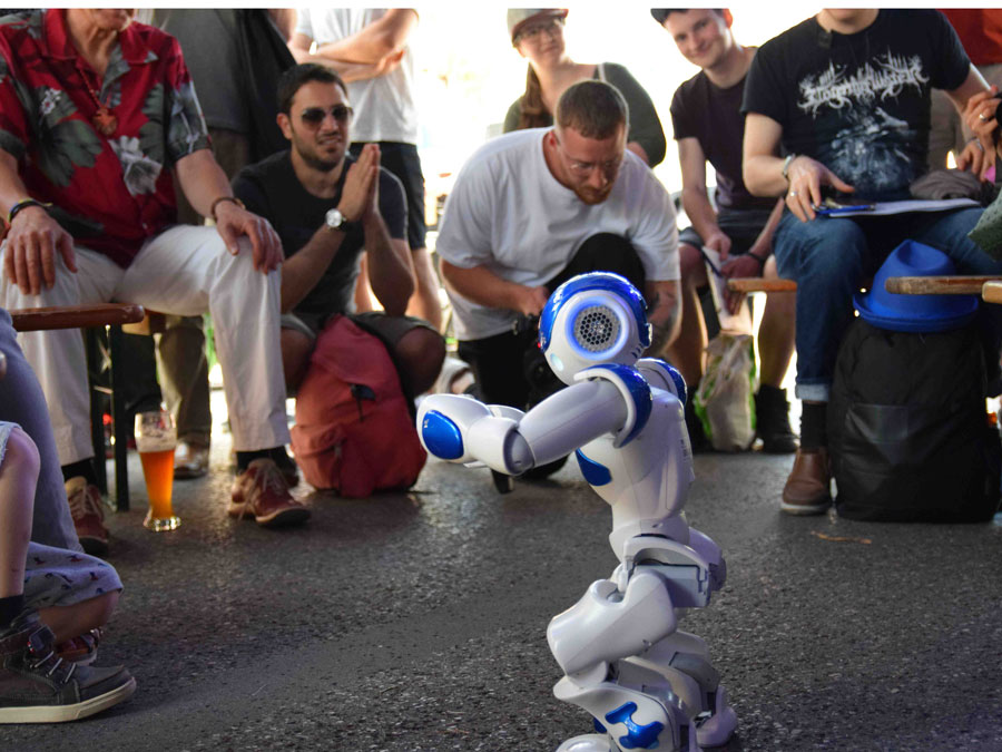 Roboter mit Besuchern - eine Szene beim letzten Streetlife Festival im Mai. (Bild: TUM: Junge Akademie)