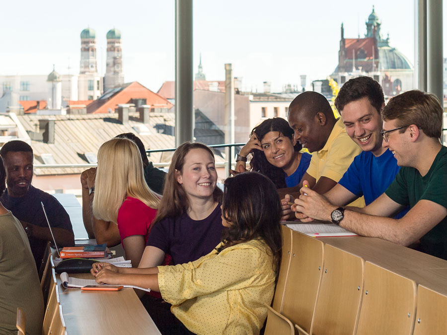 Gute Aussichten haben die Studierenden der TUM. (Bild: A. Eckert / TUM) Studierende in einem Hörsaal mit Blick auf die Münchner Frauenkirche