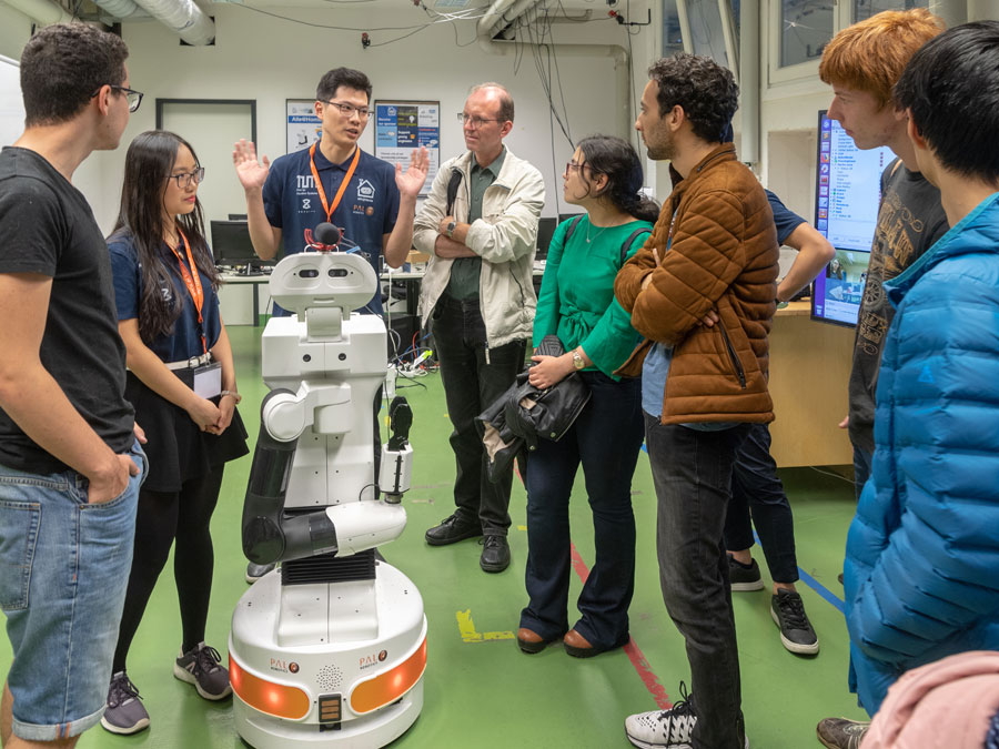 Technologies of the future attracted much attention on Open House Day. (Image: A. Heddergott / TUM)