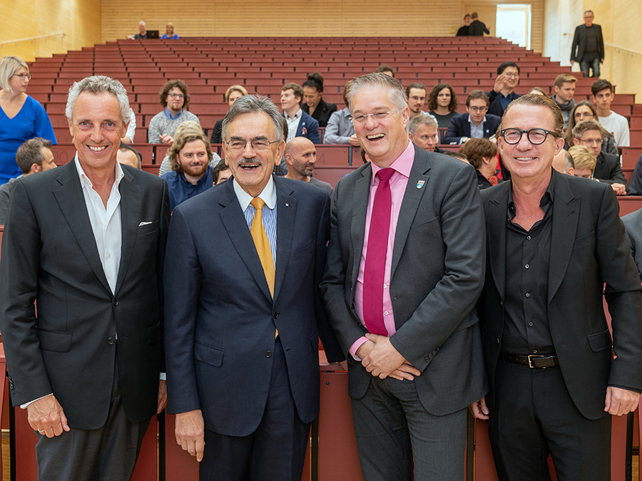 Thomas Kramer (Jürgen Manchot-Foundation), TUM-President Wolfgang A. Herrmann, Dr. Dietmar Gruchman (Mayor of the city of Garching) and Thomas Manchot (Jürgen Manchot-Foundation) (vlnr) at the inauguration of the Jürgen Manchot-Lecture Hall. (Image: A. Heddergott / TUM)