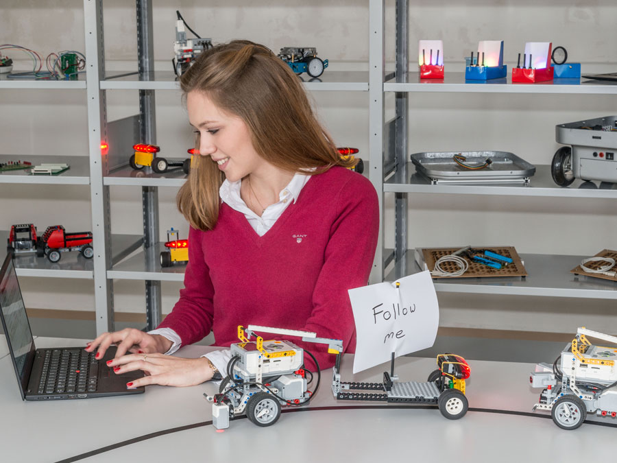 Studentin erprobt autonom fahrende Automodelle im TUMlab-Forum. (Bild: Deutsches Museum)