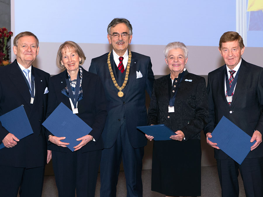 President Wolfgang A. Herrmann has awarded the honorary senatorship to Robert Schmucker, Renate Schmucker, Vigdis Nipperdey and Otto Wiesheu (from left). (Image: U. Benz / TUM)