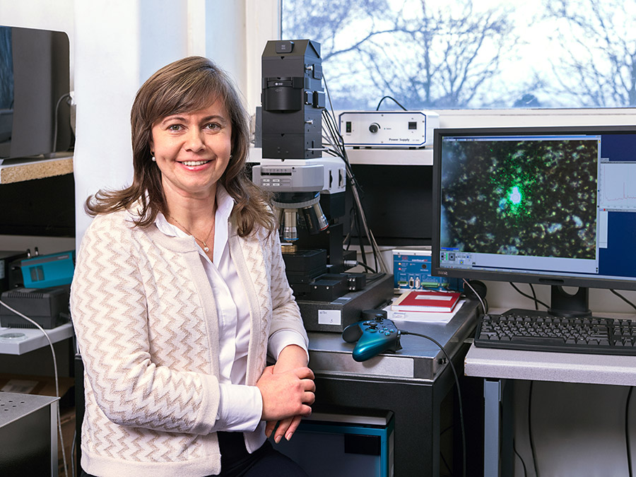 Dr. Natalia P. Ivleva mit ihrem Raman-Mikroskop (Bild: U. Benz / TUM)