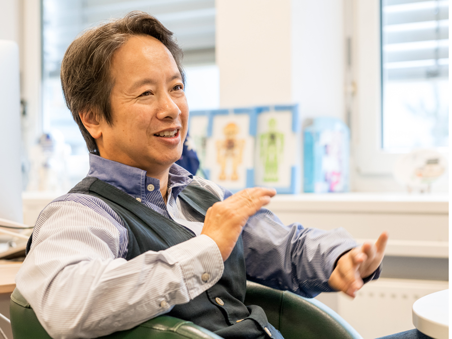 Prof. Gordon Cheng teaches robots to understand the purpose of human actions. The embedded video shows a demonstration of this approach. (image: A. Eckert / TUM) Professor Gordon Cheng