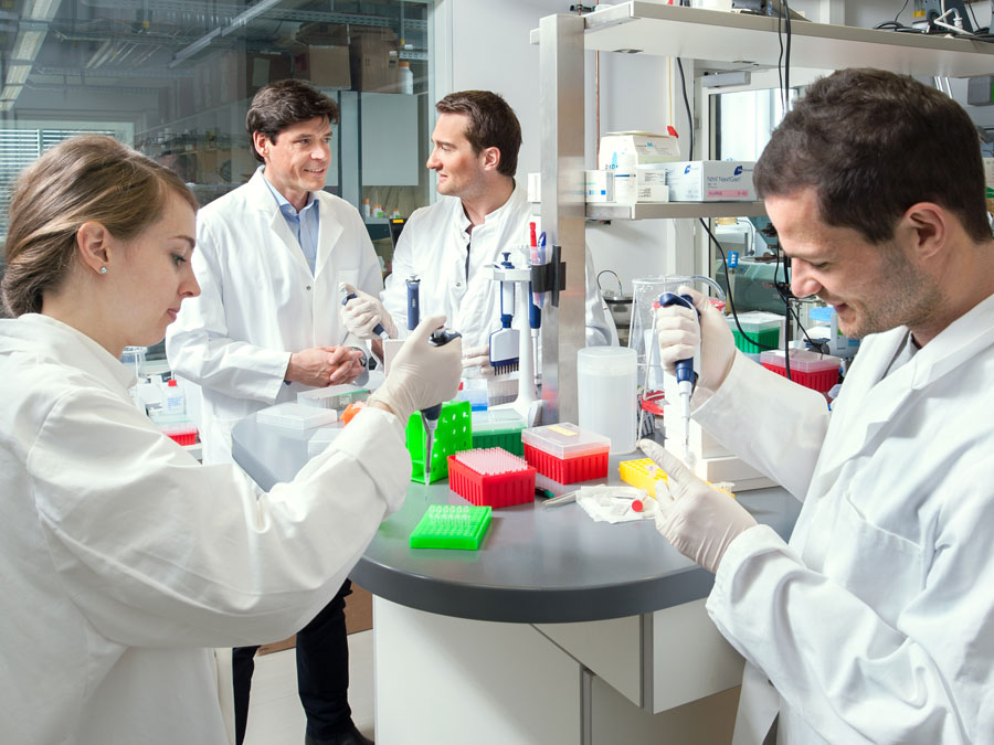 Prof. Hendrik Dietz (2.f.l.) and his team explore if systems resembling life can be created in the laboratory. (Image: U. Benz / TUM)