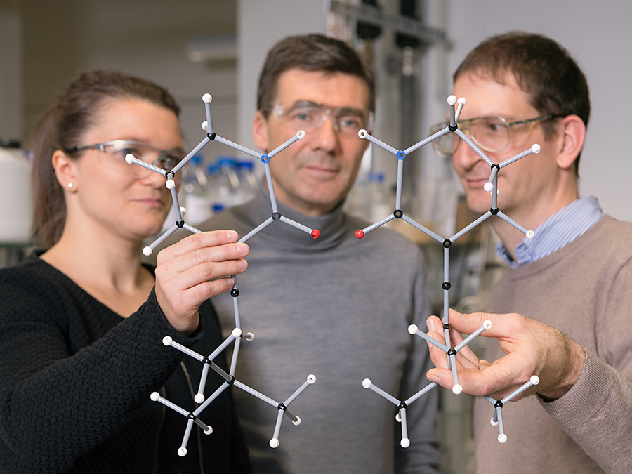 First authors Alena Hölzl-Hobmeier and Andreas Bauer as well as Prof. Thorsten Bach (center) with the two enantiomers of one of the allenes studied. (Image: U. Benz / TUM)