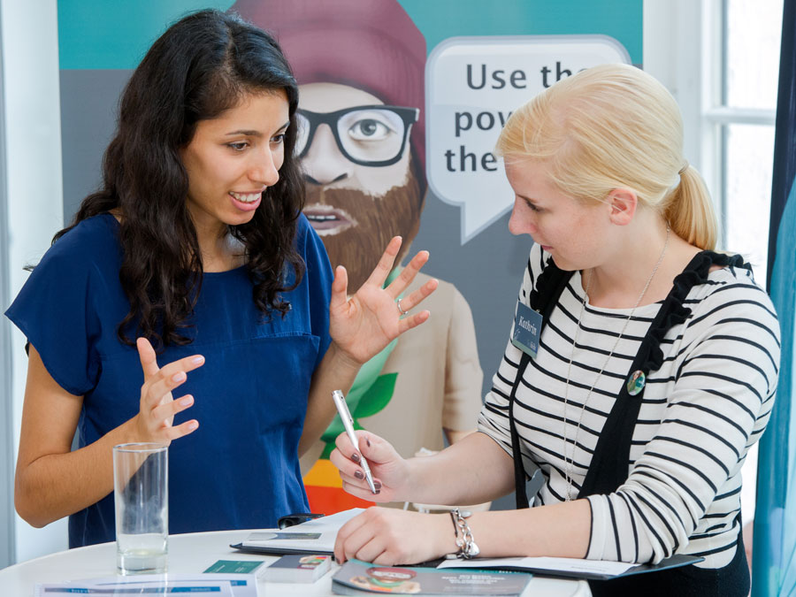 Zwei Frauen beim Entrepreneurship Day an der TUM. (Bild: A. Heddergott / TUM)