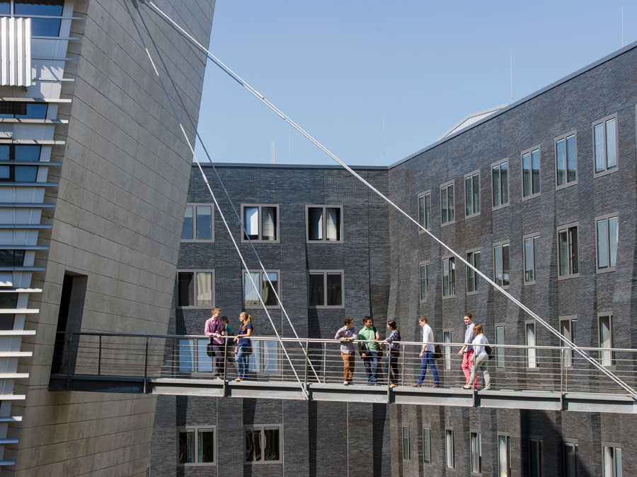 Der Brückenschlag zwischen Wirtschafts- und Ingenieurwissenschaften ist das Erfolgsgeheimnis der TUM. (Bild: A. Heddergott / TUM) Brücke zwischen zwei Gebäuden der TUM