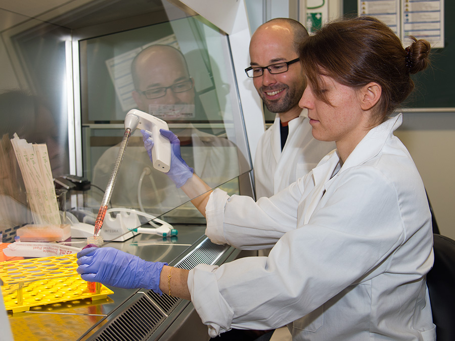 First author Stephanie Müller and Prof. Feige in the Laboratory for Cellular Protein Biochemistry. (Image: A. Battenberg / TUM)