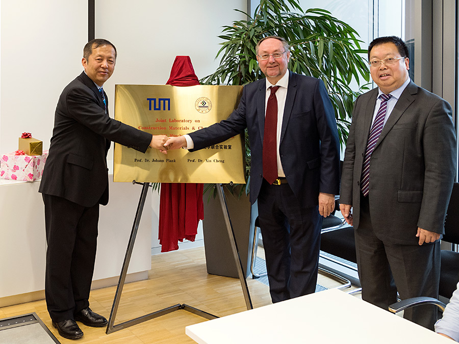 Prof. Cheng, Chancellor of the University of Jinan, Prof. Plank, TUM, Prof. Liu, Vice President University of Jinan (from left to right). (Image: U. Benz / TUM) Prof. Cheng, Chancellor of the University of Jinan, Prof. Plank, TUM, Prof. Liu, Vice President University of Jinan (from left to right). (Image: U. Benz / TUM)