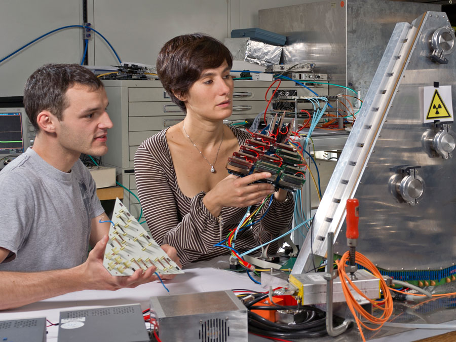 TUM is highly regarded in science as well as industry and ranked 16th in physics. (Image: A. Heddergott / TUM) Physicists discussing research