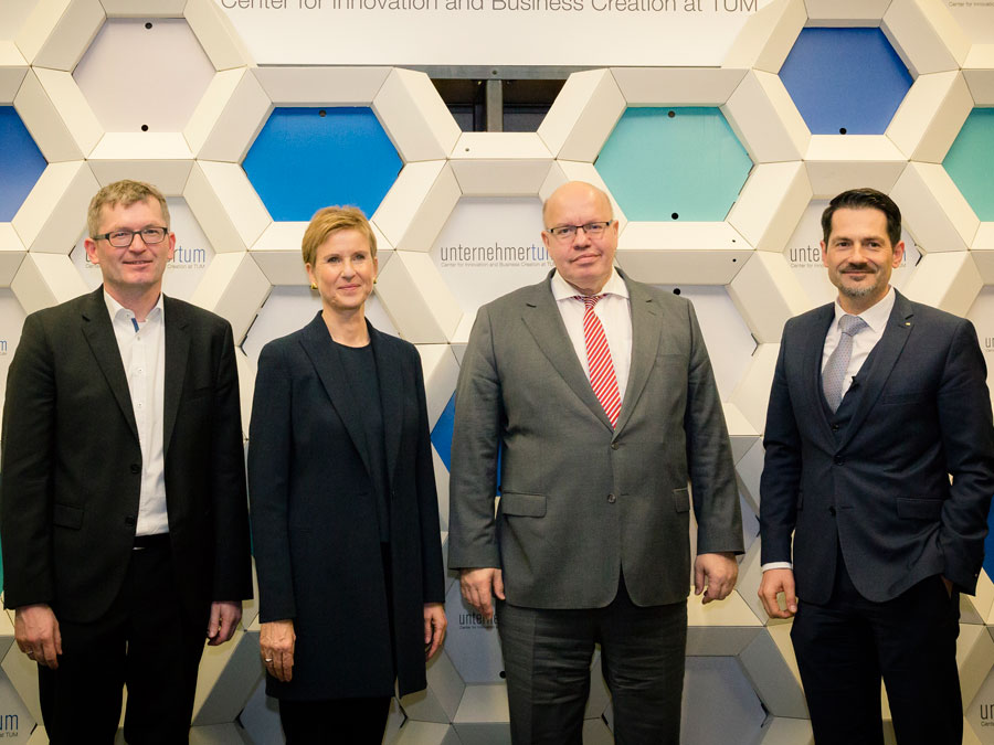 Peter Altmaier (2nd f.r.) with Heltmut Schönenberger and Susanne Klatten of UnternehmerTUM and TUM Vice President Thomas Hofmann (r.). (Image: UnternehmerTUM / B. Willer) Peter Altmaier with Heltmut Schönenberger and Susanne Klatten of UnternehmerTUM and TUM Vice President Thomas Hofmann. (Image: UnternehmerTUM / B. Willer)