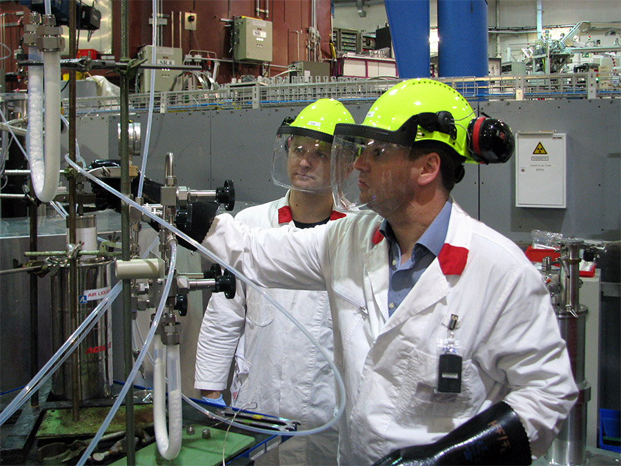 Prof. Florian Kraus und sein Mitarbeiter Dr. Sergei Ivlev am Pulverdiffraktometer SPODI. (Bild: M. Hölzel / TUM)