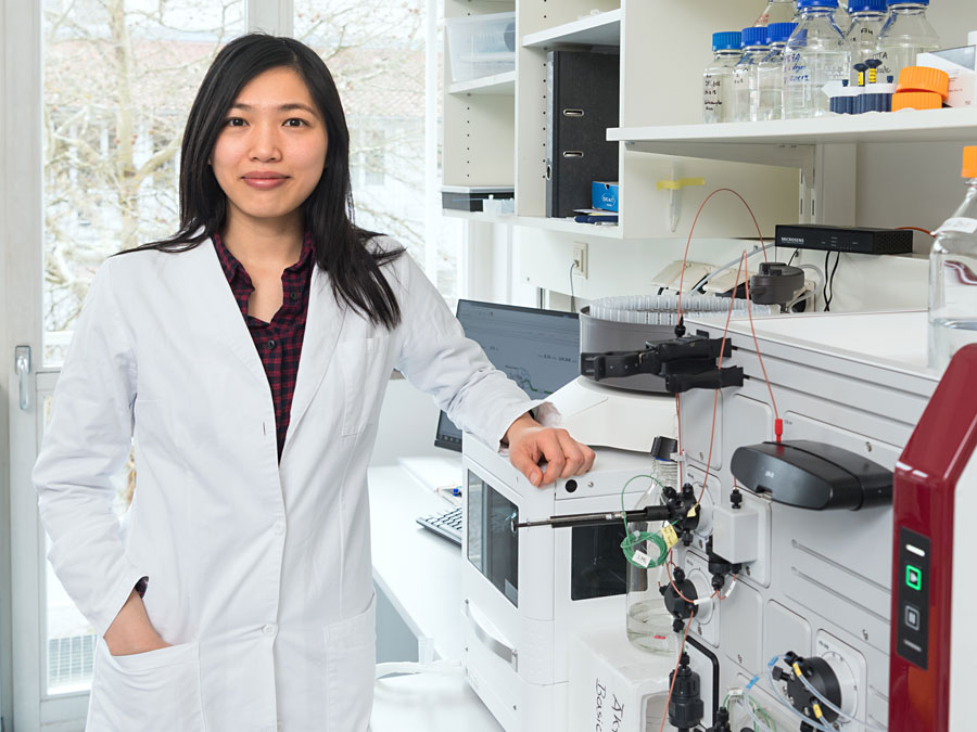 Protein expert Chien-Yun Lee is researching personalized medicine. (Image: U. Benz / TUM) Chien-Yun Lee at a laboratory. (Image: U. Benz / TUM)