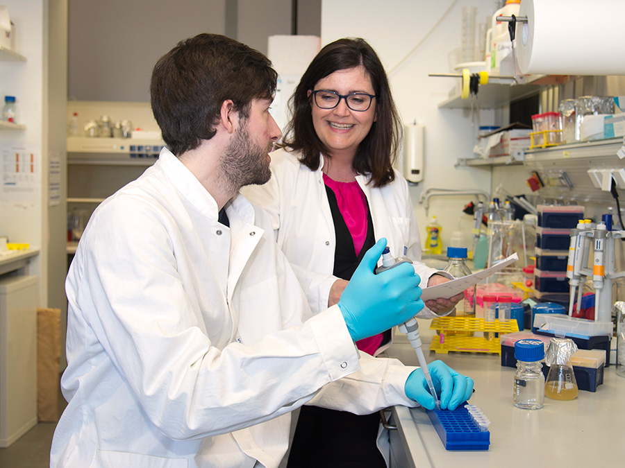 First author Maximilian Fottner and Prof. Kathrin Lang in their laboratory. (Image: A. Battenberg / TUM)