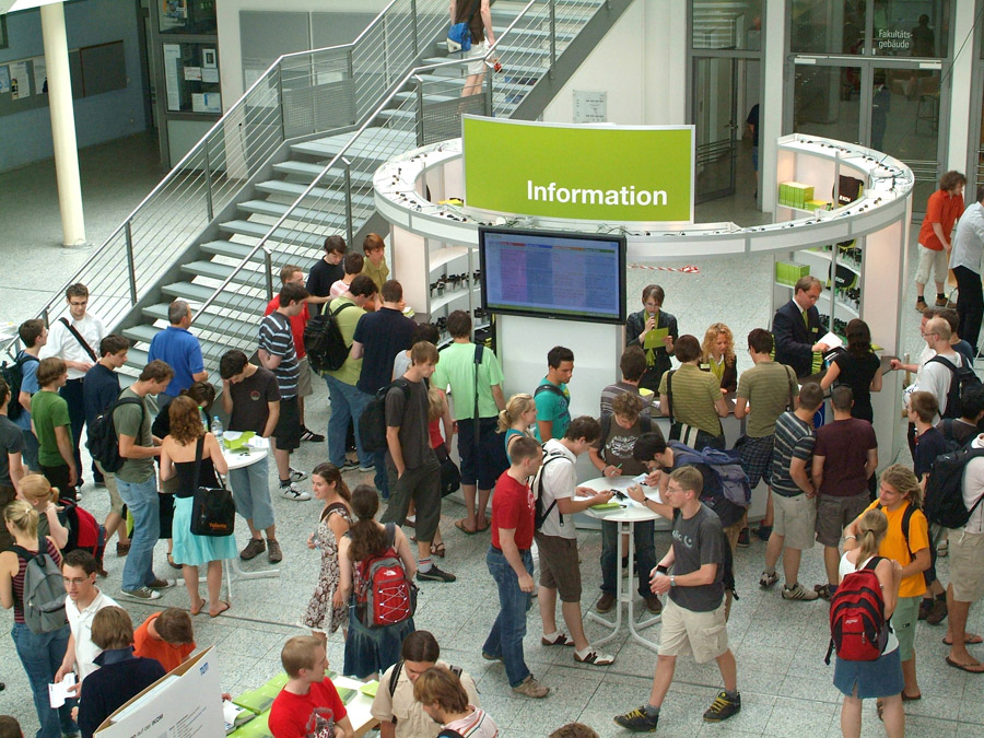 Studierende auf der Hochschul-Unternehmensmesse IKom