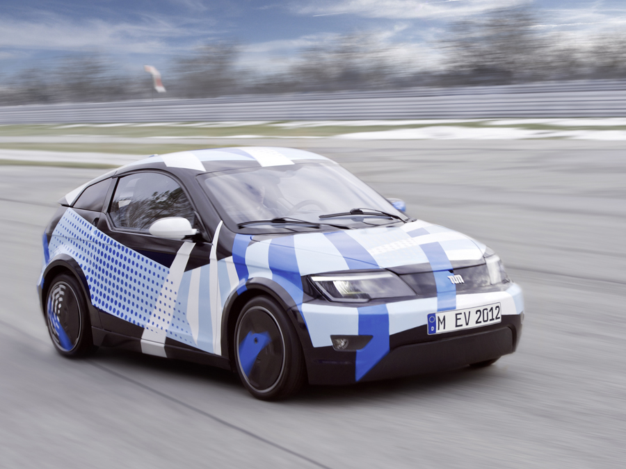 Erst hört man ein Surren, dann das Knirschen von Reifen auf dem Asphalt. Es geht sehr leise zu, wenn die Visio.M-Ingenieure mit einem Versuchsträger des künftigen E-Fahrzeugs ihre Runden drehen. Bild: A. Heddergott / S. Rauchbart / TUM Visio.M Fahrversuch