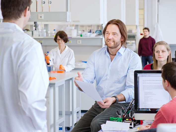 Prof. Dr. Matthias Tschöp im Gespräch mit Mitarbeitern Prof. Dr. Matthias Tschöp im Gespräch mit Mitarbeitern