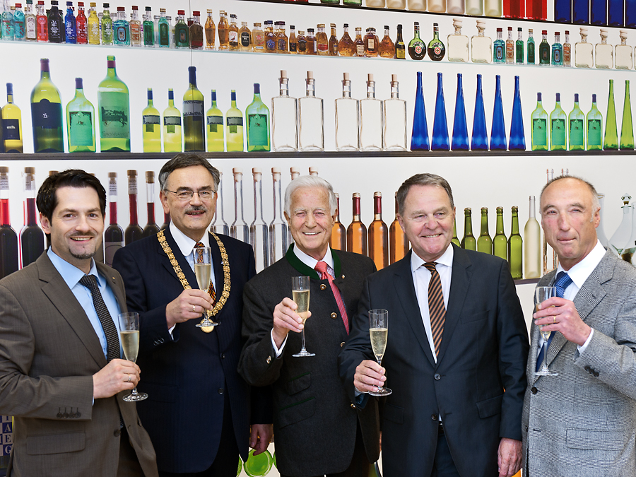 Bei der Eröffnung des iGZW: TUM-Vizepräsident Prof. Thomas Hofmann, TUM-Präsident Prof. Wolfgang A. Herrmann, Dieter Soltmann, ehem. Mitglied des TUM-Hochschulrats und ehem. Aufsichtsratsvorsitzender der Spaten-Franziskaner-Bräu, Dr. Wolfgang Heubisch Bei der Eröffnung des Internationalen Getränkewissenschaftlichen Zentrums: TUM-Vizepräsident Prof. Thomas Hofmann, TUM-Präsident Prof. Wolfgang A. Herrmann, Dieter Soltmann, ehem. Mitglied des TUM-Hochschulrats und ehem. Aufsichtsratsvorsitzender der Spaten-Franziskaner-Bräu, Dr. Wolfgang Heubisch, Staatsminister für Wissenschaft, Forschung und Kunst, Prof. Alfons Gierl, Dekan der Fakultät Weihenstephan (v. li. n. re.).