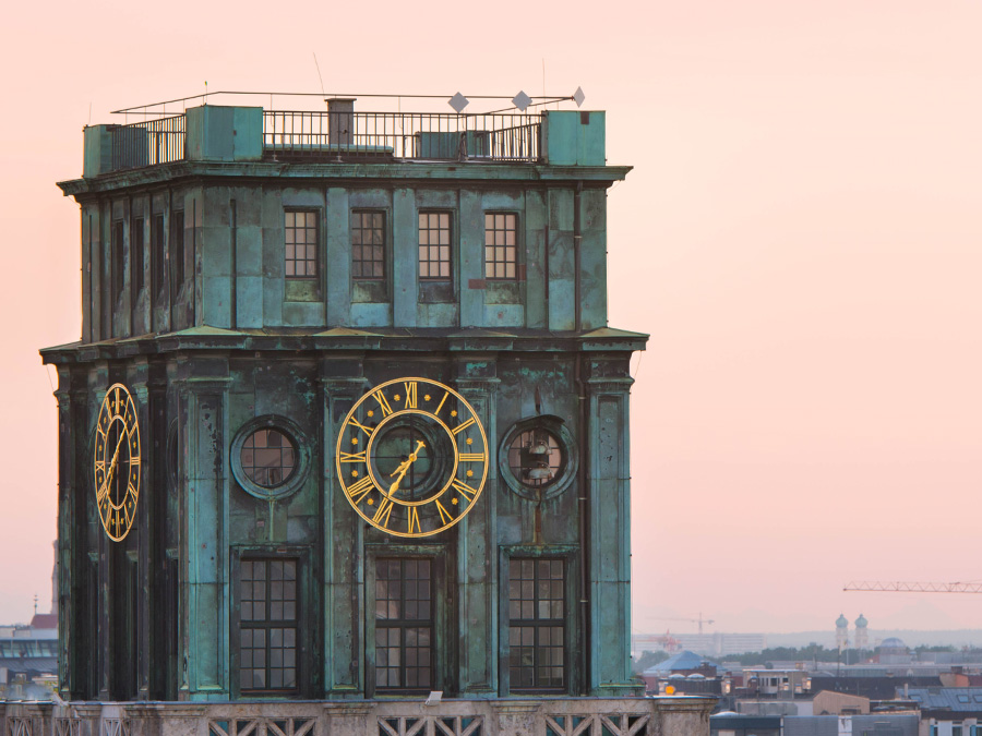 View from TUM's roof-deck to the university's clock tower (Photo: Andreas Heddergott / TU München)