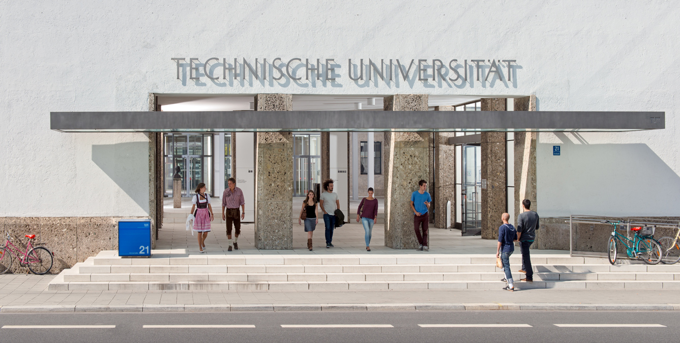 Mitten in München: Der Haupteingang der TUM - nur einen Steinwurf entfernt von den Pinakotheken (Bild: Andreas Heddergott/TU München)