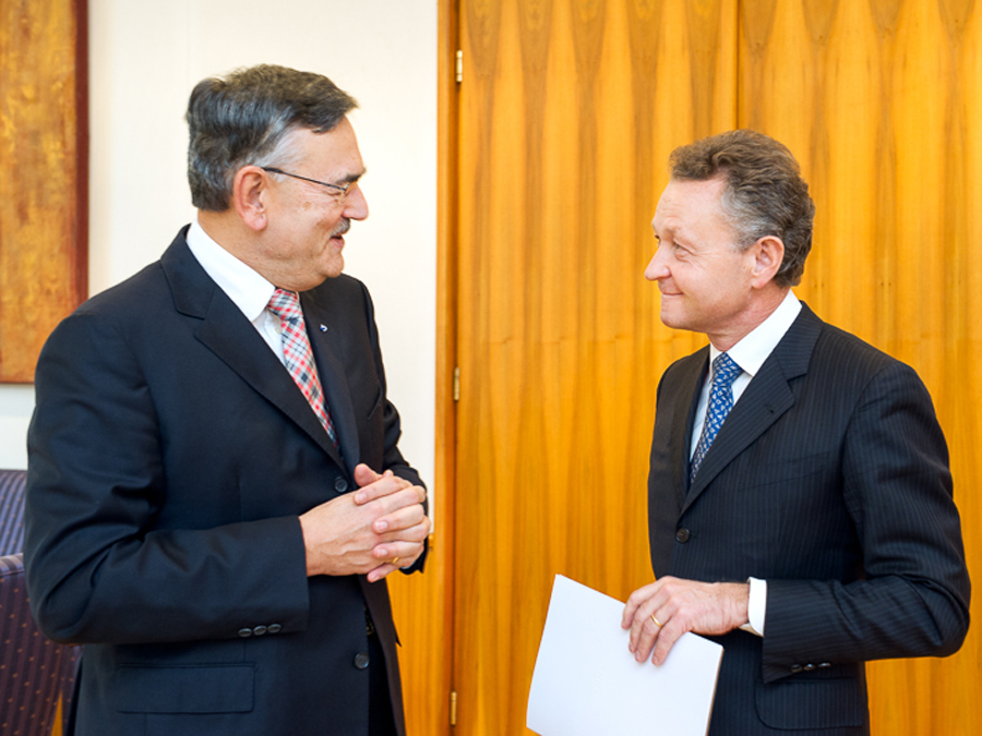 TUM-Präsident Wolfgang A. Herrmann überreicht Klaus Josef Lutz, dem Vorstandsvorsitzenden der BayWa AG, seine Ernennungsurkunde zum Honorarprofessor an der TU München.