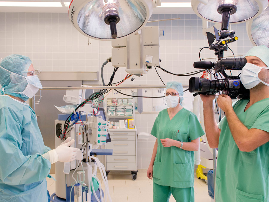 Live aus dem OP: Im neuen Onlinekurs der TUM werden praktische Behandlungsmethoden in kurzen Filmsequenzen gezeigt. (Bild: A. Heddergott / TUM)