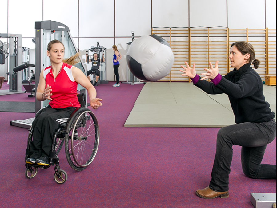 Anna Schaffelhuber beim Training mit TUM-Sportwissenschaftlerin Maren Goll.