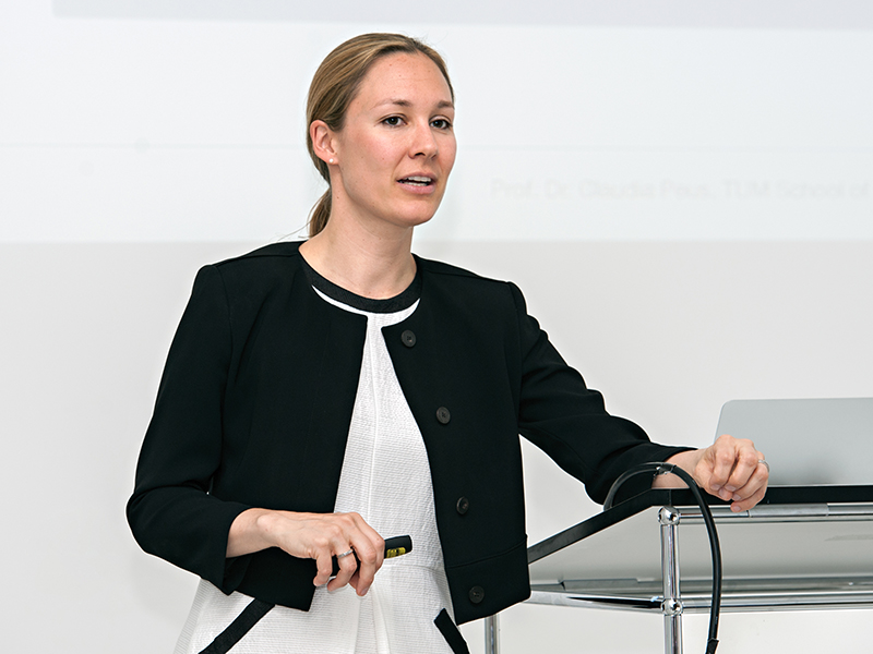 Prof. Claudia Peus giving a talk. (Bild Uli Benz / TUM)