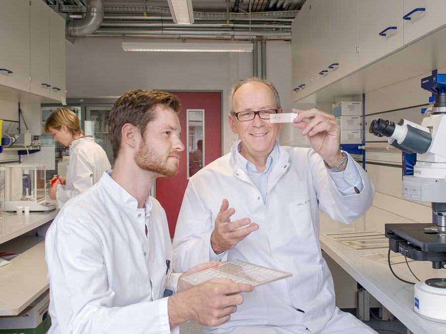 Prof. Percy Knolle (right) and his research group investigate the local regulation of immune responses in the liver. (Image: A. Heddergott / TUM)