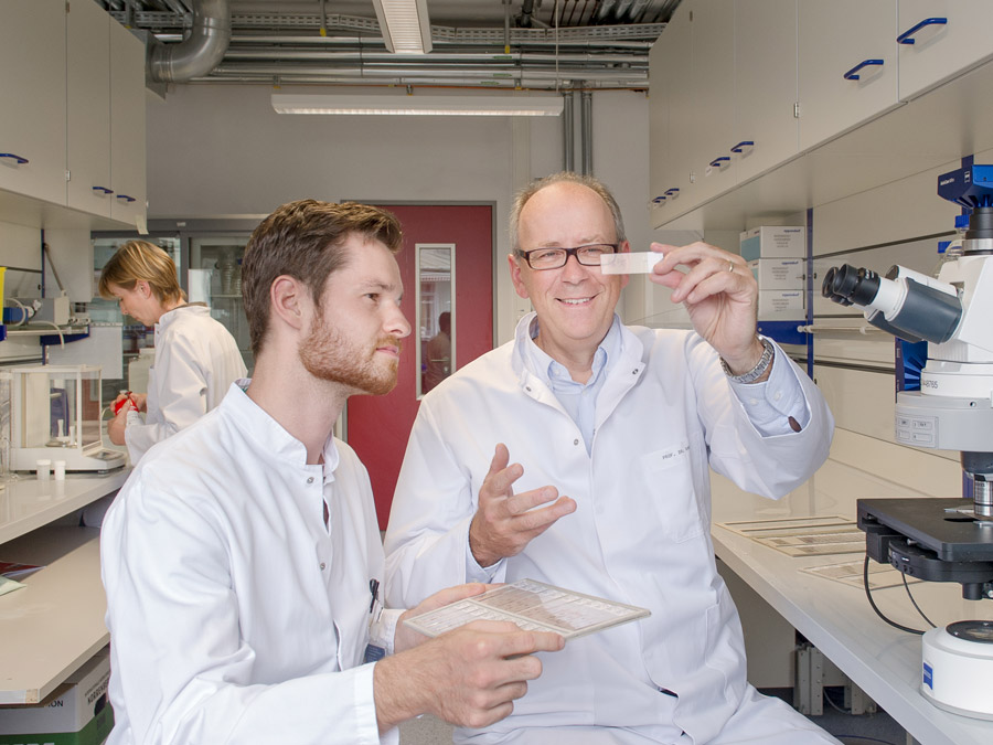 Prof. Percy Knolle (rechts) erforscht mit seiner Arbeitsgruppe unter anderem die Regulation von Immunantworten in der Leber. (Bild: A. Heddergott / TUM)